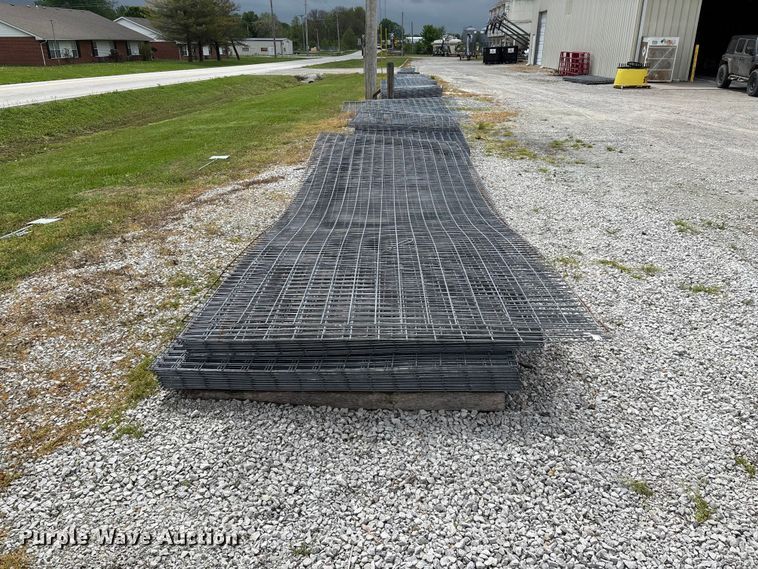 image for item EO4196 Approximately 48 wire fence panels