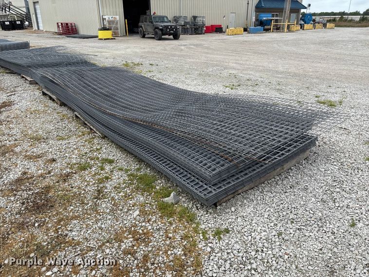 image for item EO4196 Approximately 48 wire fence panels
