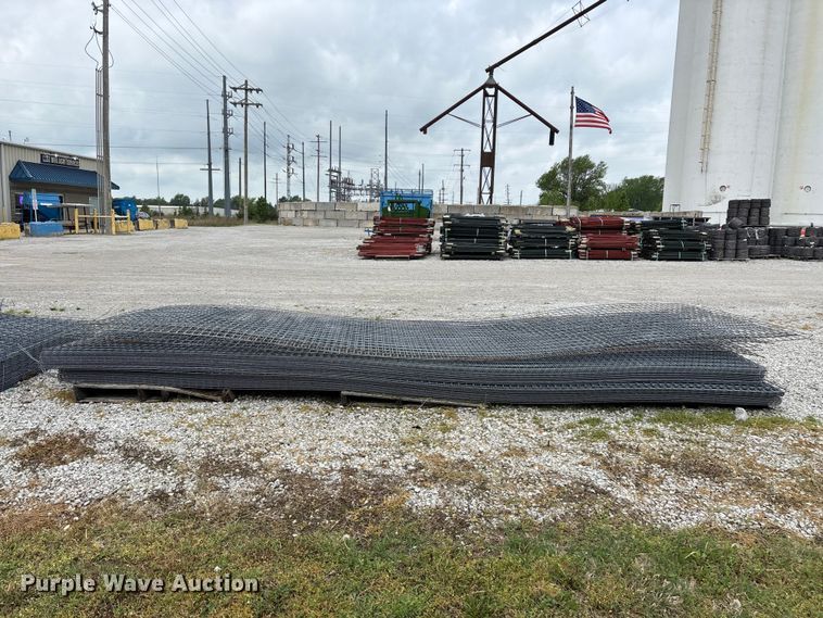 image for item EO4196 Approximately 48 wire fence panels