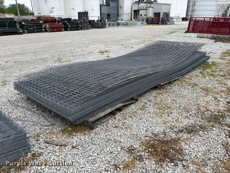 image for item EO4196 Approximately 48 wire fence panels