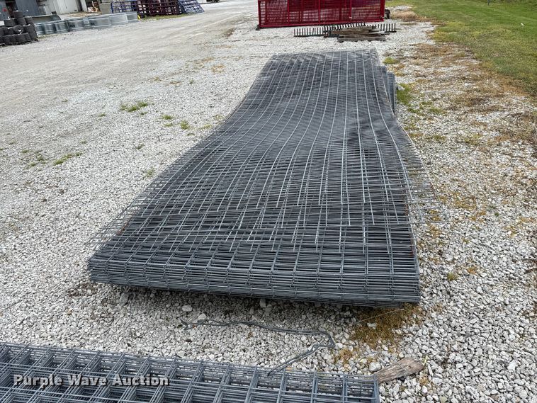 image for item EO4196 Approximately 48 wire fence panels