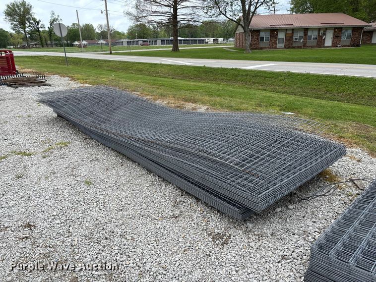 image for item EO4196 Approximately 48 wire fence panels