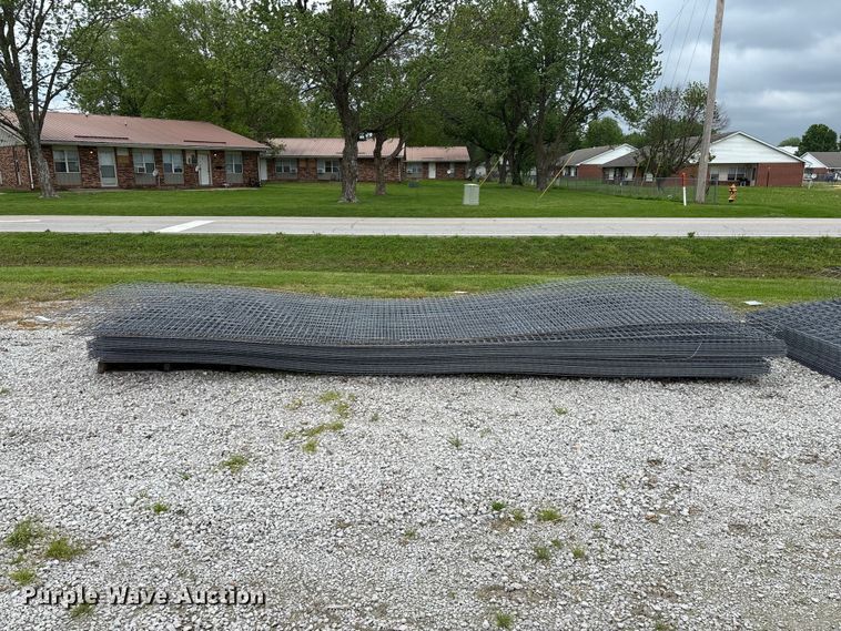 image for item EO4196 Approximately 48 wire fence panels
