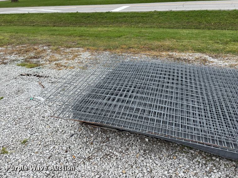 image for item EO4196 Approximately 48 wire fence panels
