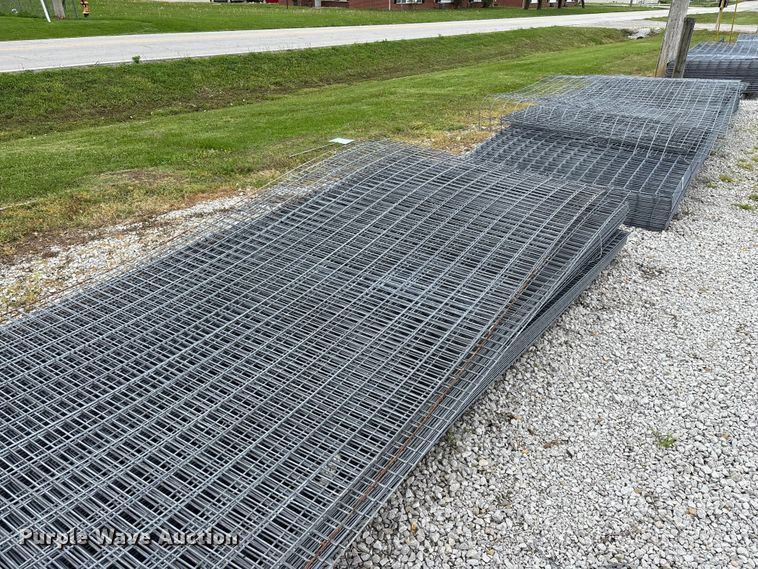 image for item EO4196 Approximately 48 wire fence panels