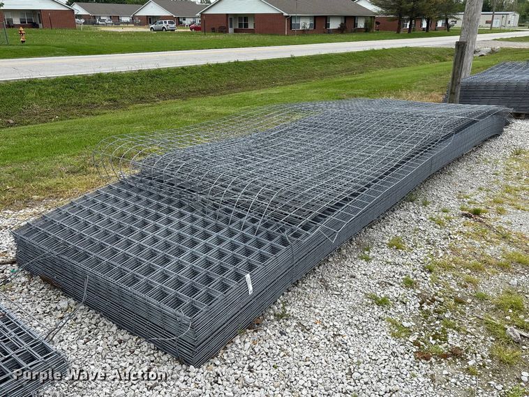 image for item EO4197 Approximately 60 wire fence panels