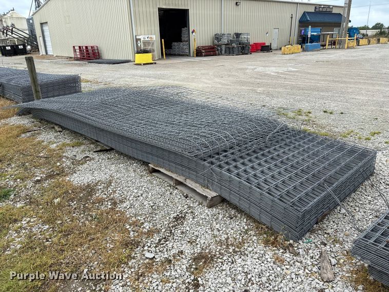 image for item EO4197 Approximately 60 wire fence panels