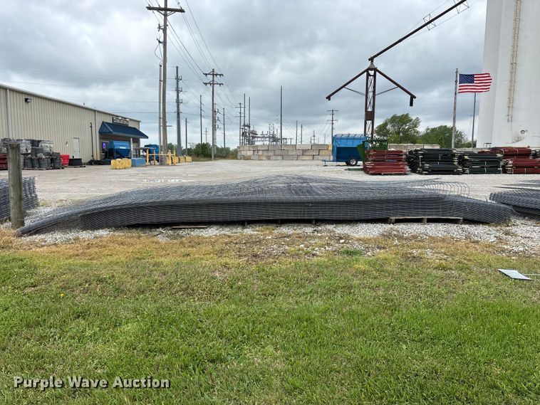 image for item EO4197 Approximately 60 wire fence panels