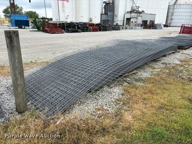 image for item EO4197 Approximately 60 wire fence panels