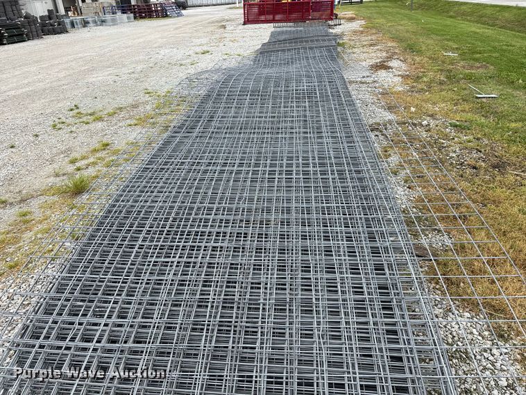 image for item EO4197 Approximately 60 wire fence panels