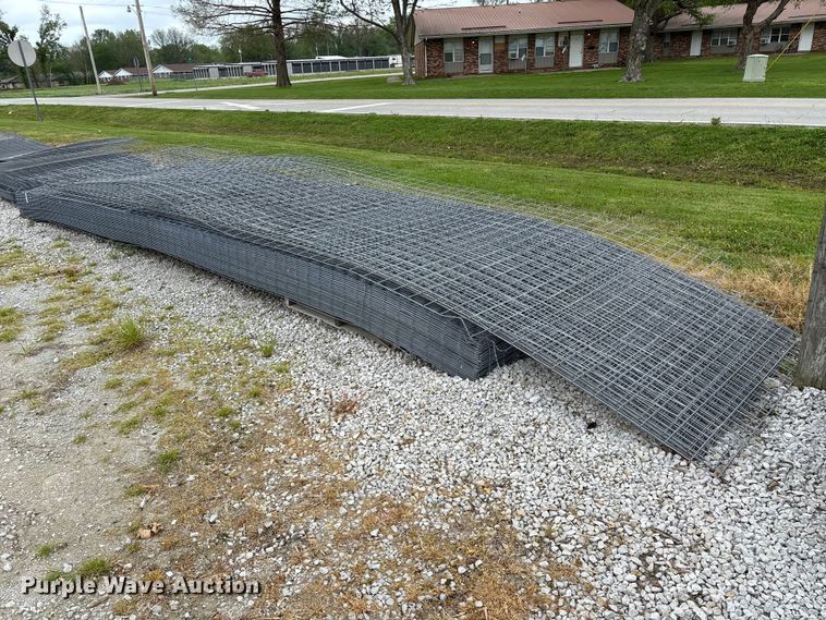 image for item EO4197 Approximately 60 wire fence panels