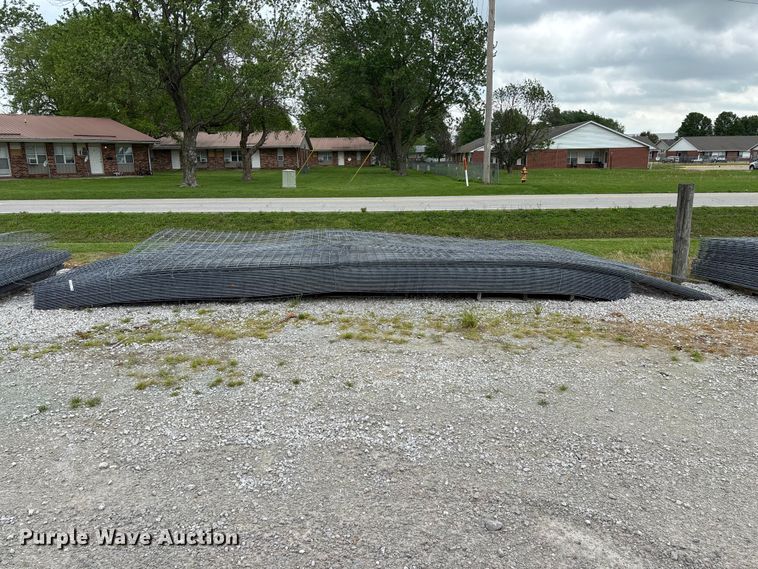 image for item EO4197 Approximately 60 wire fence panels