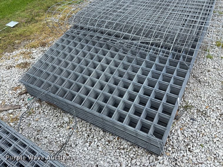 image for item EO4197 Approximately 60 wire fence panels