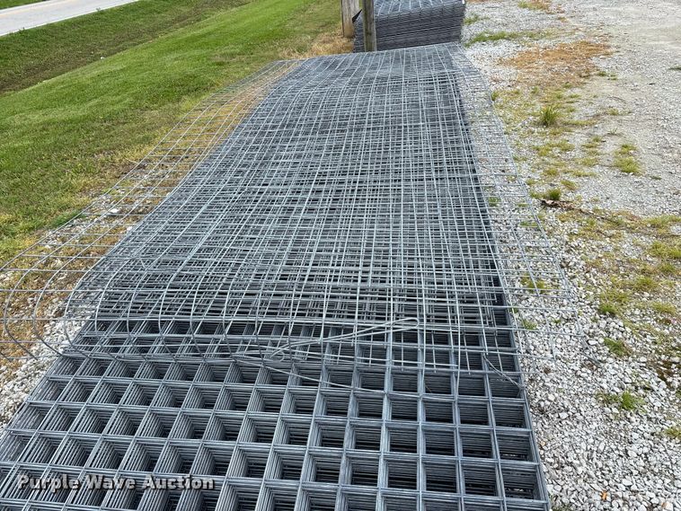 image for item EO4197 Approximately 60 wire fence panels