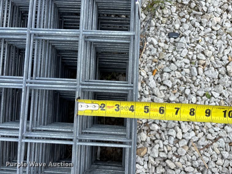 image for item EO4197 Approximately 60 wire fence panels