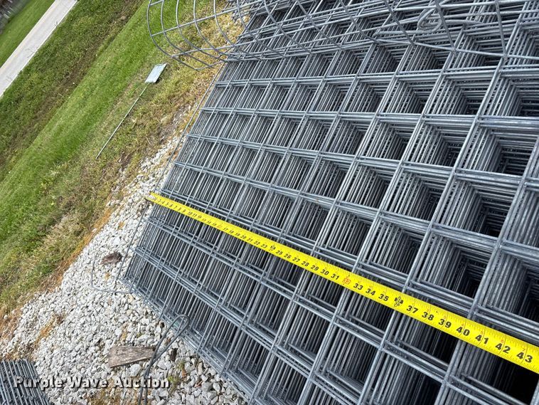 image for item EO4197 Approximately 60 wire fence panels