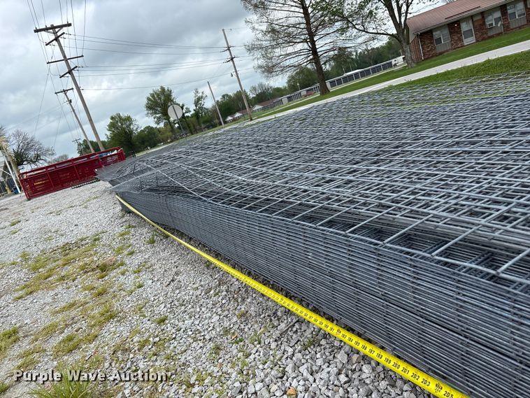 image for item EO4197 Approximately 60 wire fence panels
