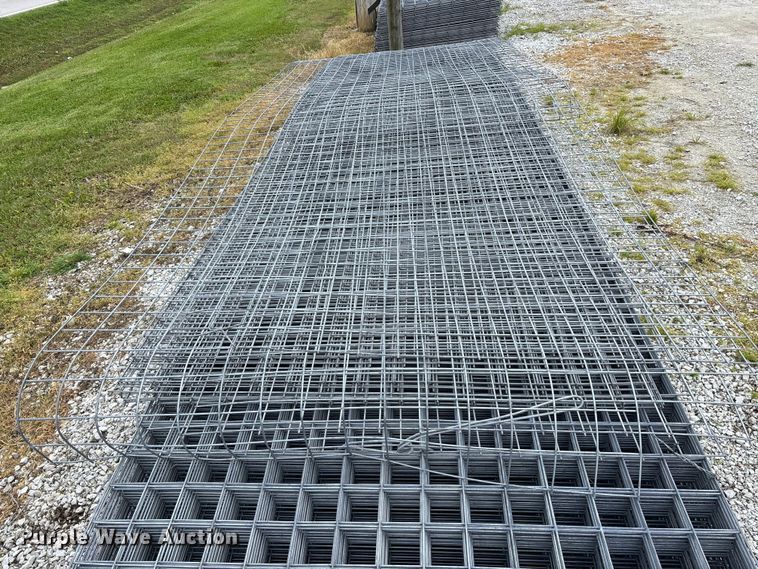 image for item EO4197 Approximately 60 wire fence panels