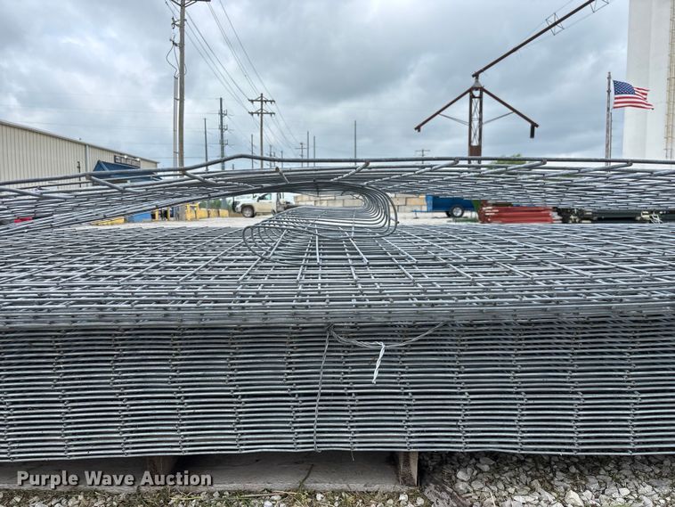 image for item EO4197 Approximately 60 wire fence panels