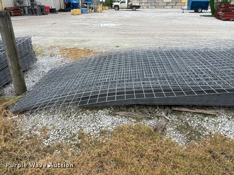 image for item EO4197 Approximately 60 wire fence panels