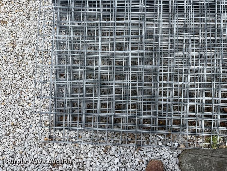 image for item EO4197 Approximately 60 wire fence panels