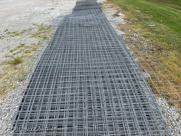 image for item EO4197 Approximately 60 wire fence panels