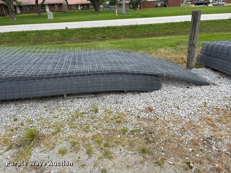 image for item EO4197 Approximately 60 wire fence panels