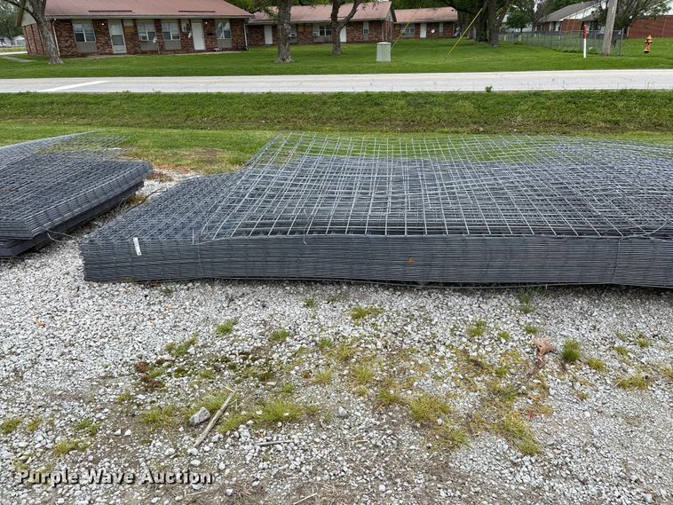 image for item EO4197 Approximately 60 wire fence panels