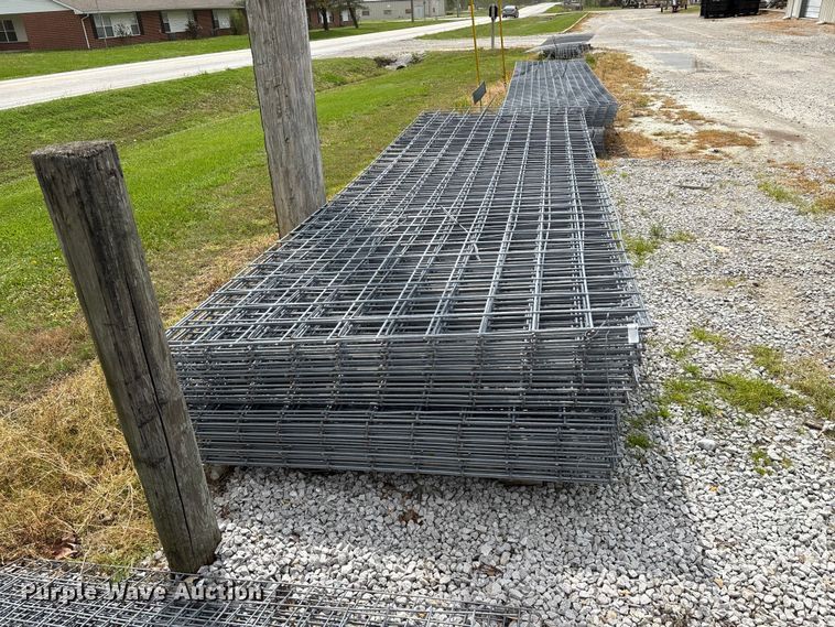 image for item EO4198 Approximately 50 wire fence panels