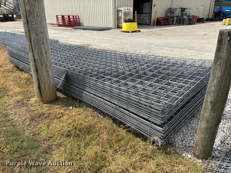 image for item EO4198 Approximately 50 wire fence panels