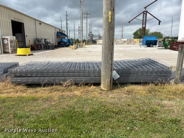 image for item EO4198 Approximately 50 wire fence panels