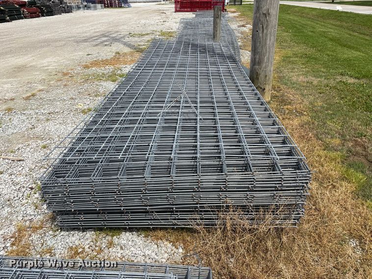 image for item EO4198 Approximately 50 wire fence panels