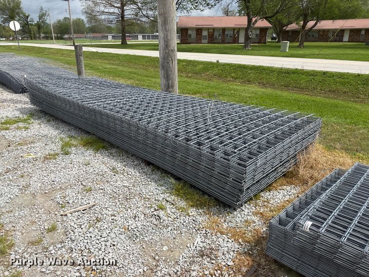 image for item EO4198 Approximately 50 wire fence panels