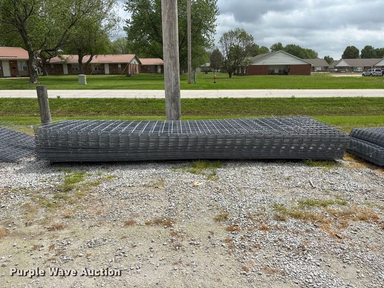 image for item EO4198 Approximately 50 wire fence panels