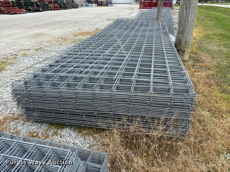 image for item EO4198 Approximately 50 wire fence panels