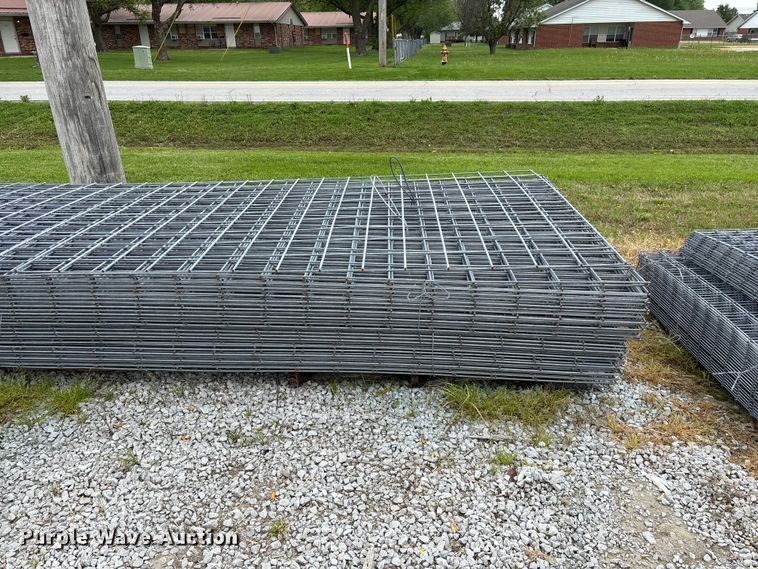 image for item EO4198 Approximately 50 wire fence panels