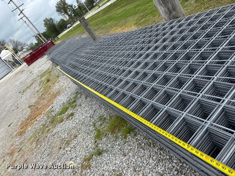 image for item EO4198 Approximately 50 wire fence panels