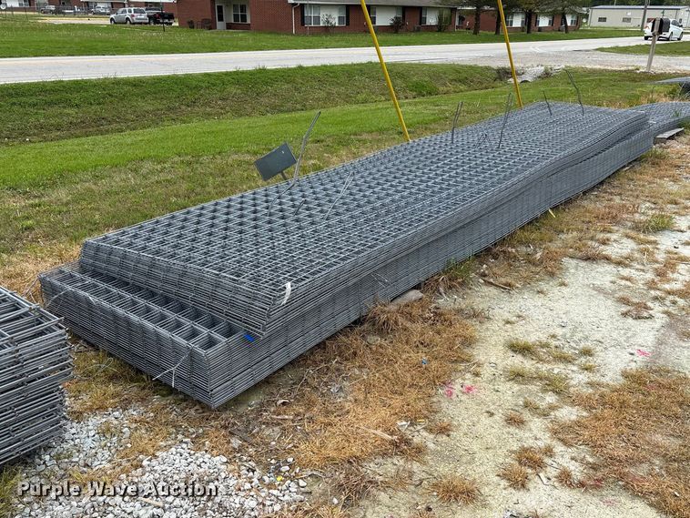 image for item EO4199 Approximately 76 wire fence panels 