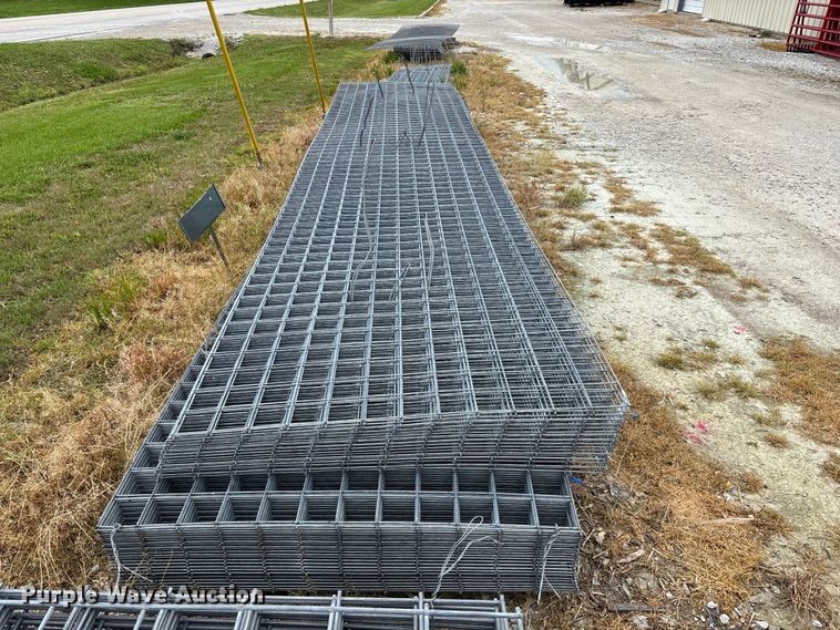 image for item EO4199 Approximately 76 wire fence panels 