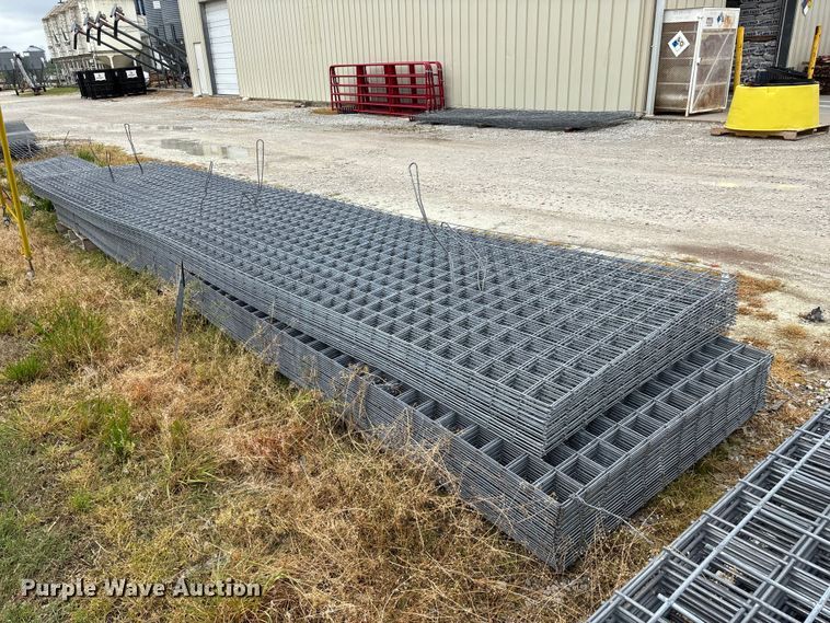 image for item EO4199 Approximately 76 wire fence panels 