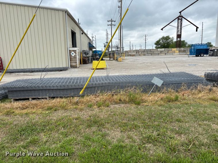 image for item EO4199 Approximately 76 wire fence panels 