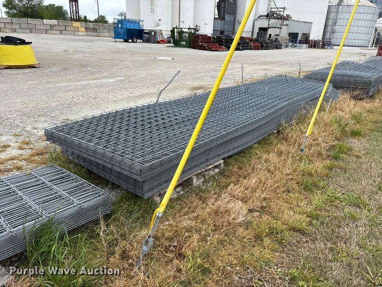 image for item EO4199 Approximately 76 wire fence panels 