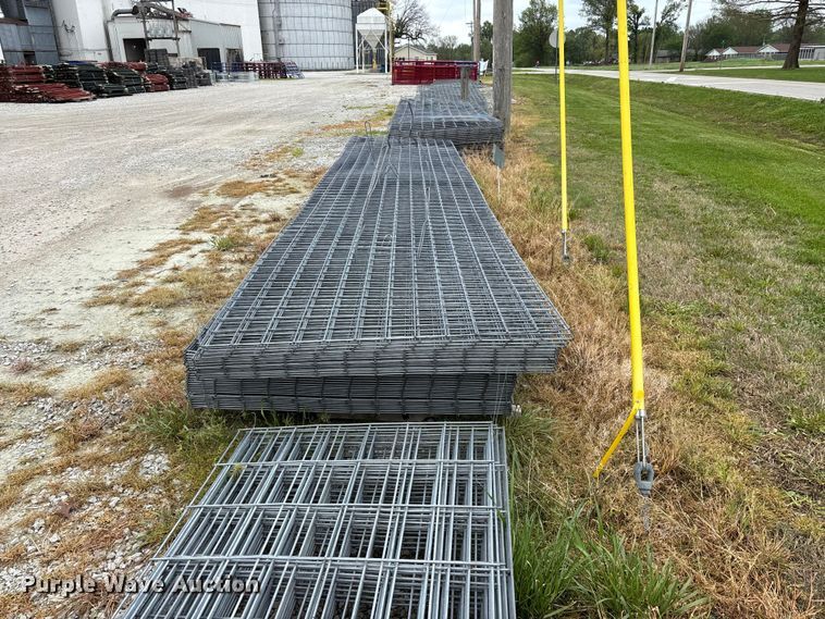 image for item EO4199 Approximately 76 wire fence panels 