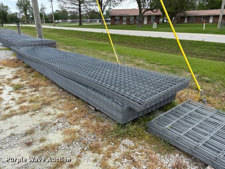 image for item EO4199 Approximately 76 wire fence panels 