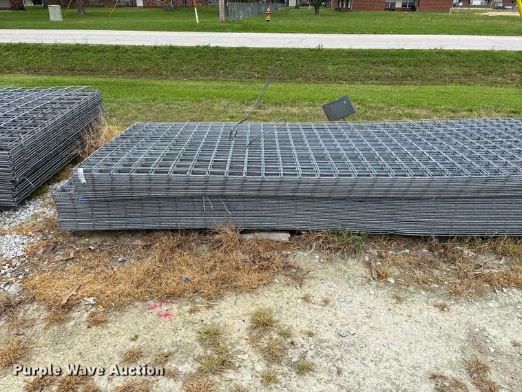 image for item EO4199 Approximately 76 wire fence panels 