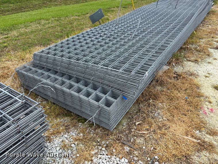 image for item EO4199 Approximately 76 wire fence panels 