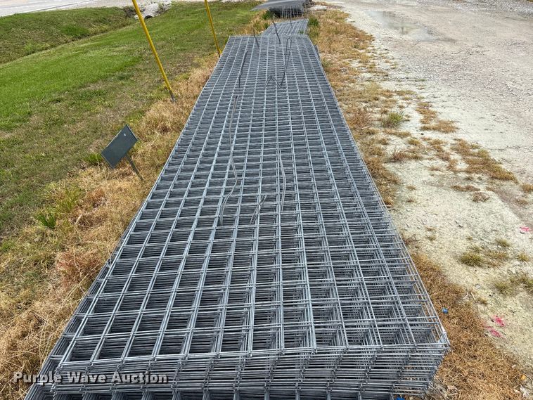 image for item EO4199 Approximately 76 wire fence panels 