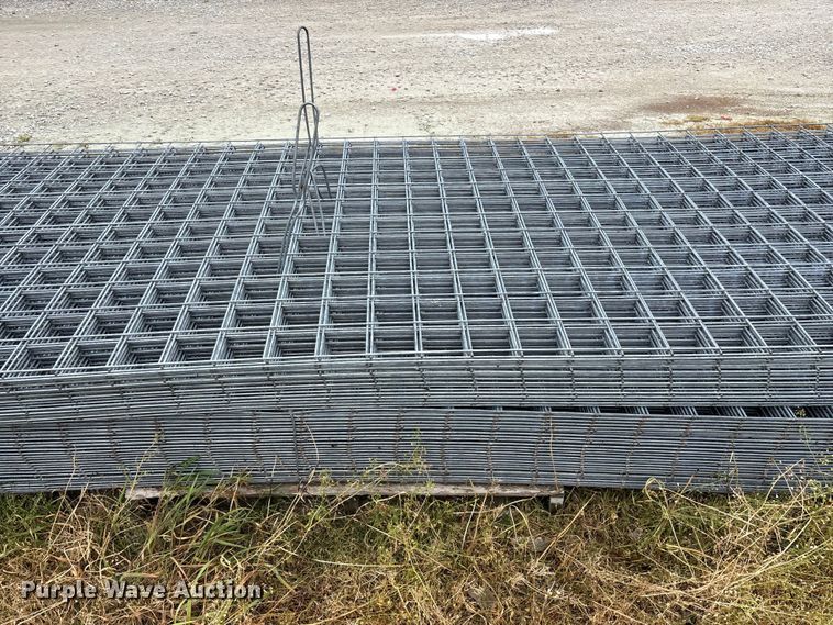 image for item EO4199 Approximately 76 wire fence panels 