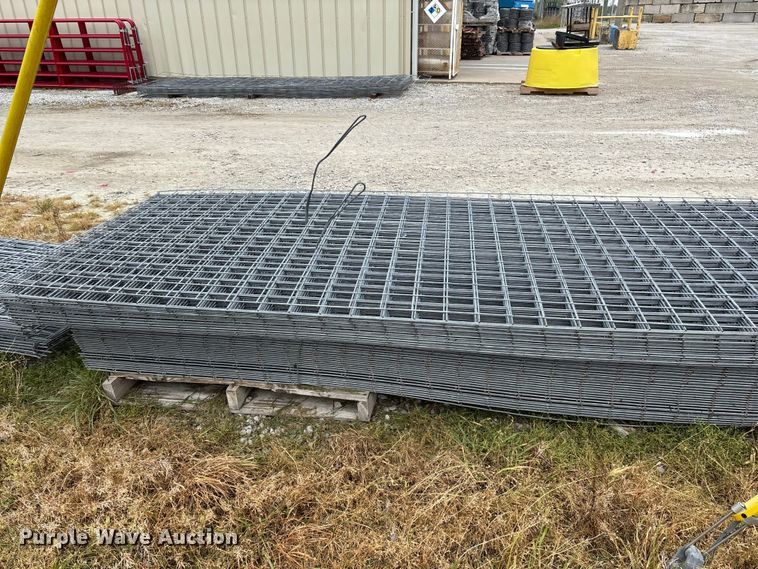 image for item EO4199 Approximately 76 wire fence panels 