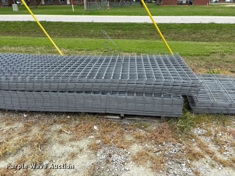 image for item EO4199 Approximately 76 wire fence panels 